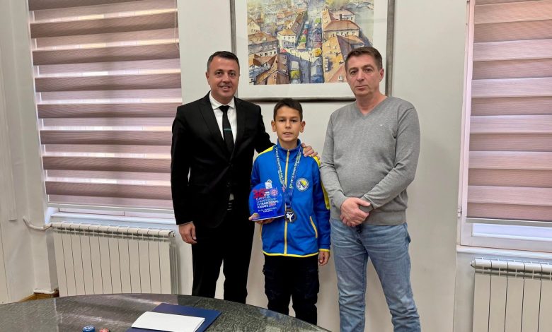 Gradonačelnik Ganić ugostio mladog i uspješnog karatistu Ismaila Lemeša i njegovog trenera Harisa Mulahasanovića